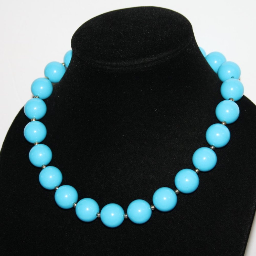 Beautiful chunky blue beaded necklace with gold accents 19-22"